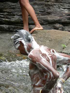 Wassen bij de Ella Falls