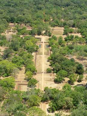 Zicht op de tuinen bij Sigiriya
