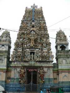 De ingang van de kleurige Skanda tempel