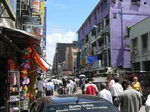 Een drukke, rumoerige straat in Colombo