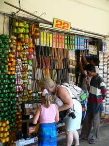 Hilleke en Ciska op zoek bij een stalletje in de Central Market