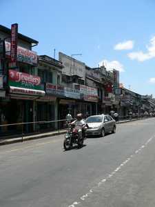 De straten in Kandy zijn in afwachting van de Perahera optocht