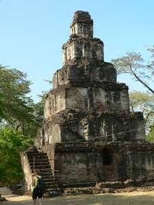 De vierkante Satmahal Prasada piramide